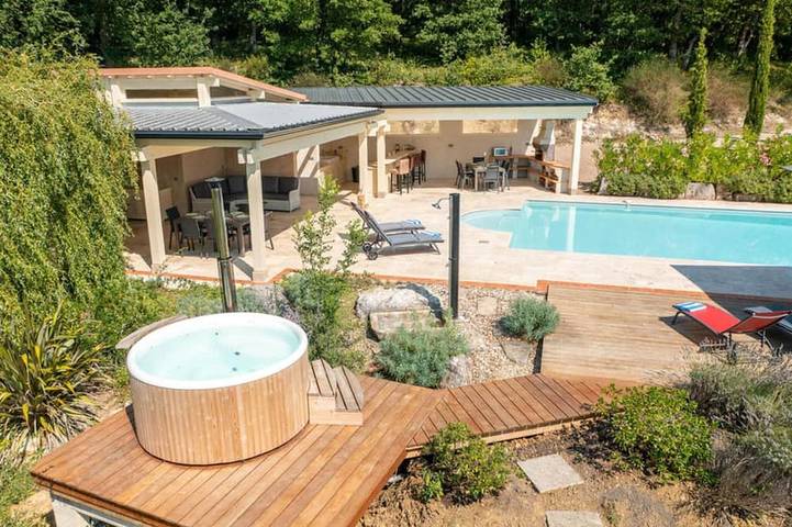 Location de vacances pour 14 personnes, avec terrasse et jacuzzi ainsi que jardin et piscine à Damiatte