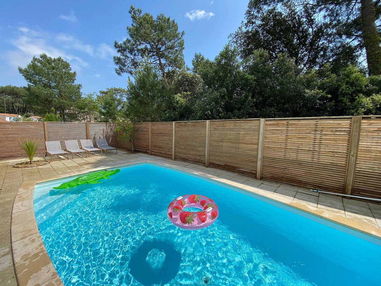 Charming Villa Near Beach with Heated Pool, Wi-Fi, Billiards, and Garage in La Tranche-sur-Mer, Vendée