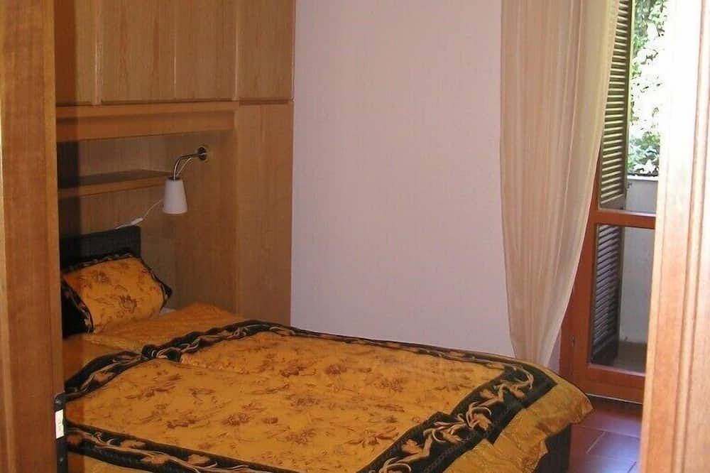 Geheel appartement, 85sqm holiday flat, in a park , close to the sea in Ospedaletti, Ospedaletti Gemeente
