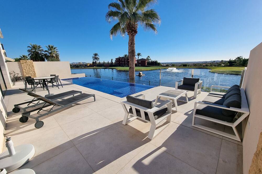 Moderne villa, met artistieke inrichting. dicht bij wandelpaden, zee, golfgebied in Valle del Este Golf Resort, Vera