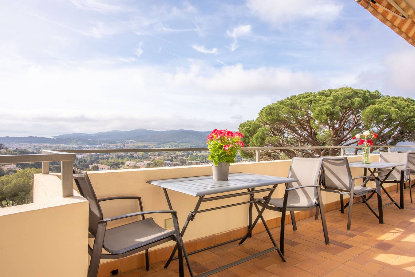 Appartement entier, Appartement 'Le Mas Berliat N°9' avec vue sur la mer, Wi-Fi et climatisation in Bormes-les-Mimosas, Région de Toulon