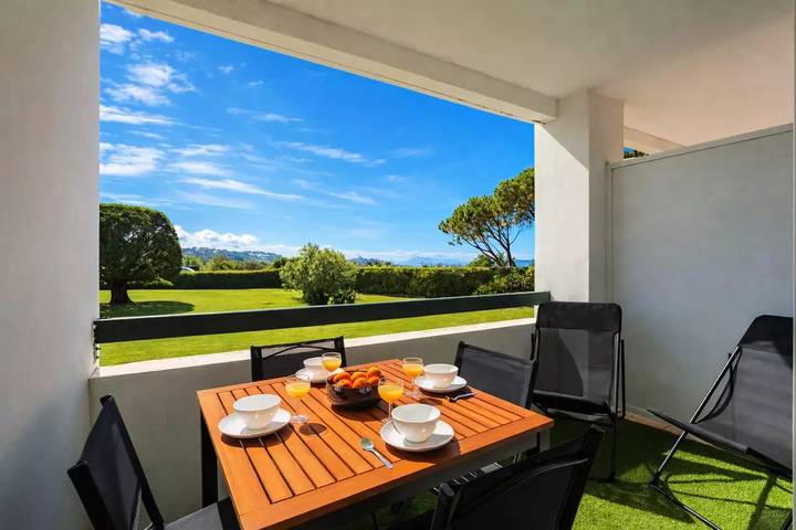 Gîte pour 4 personnes, avec terrasse ainsi que piscine et vue dans Golf d'Ilbarritz