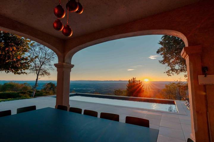 Location de vacances pour 19 personnes, avec vue ainsi que piscine et jardin à Thiers - 2