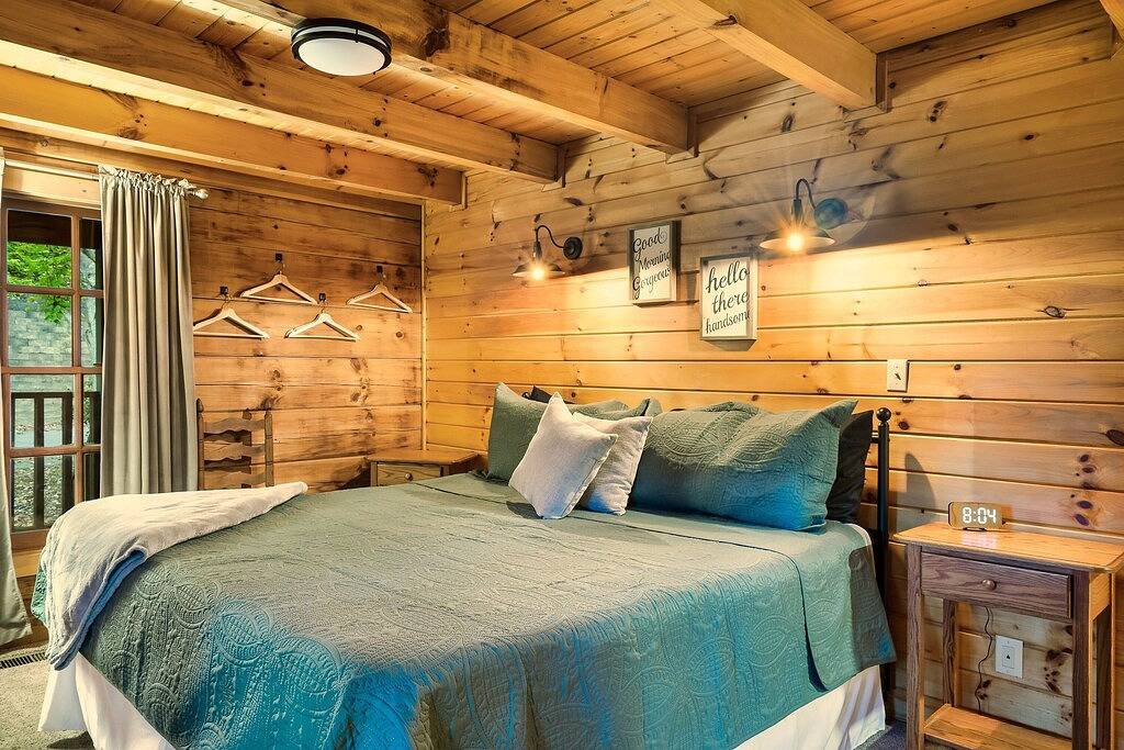 Secluded 4Br Cabin w/ Hot Tub & Games and Huge Decks!! in Sevierville, Sevier County