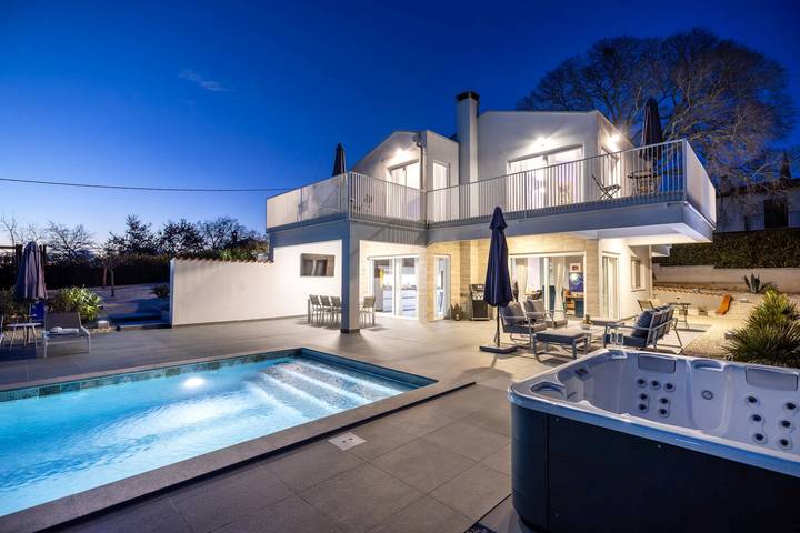 Ferienhaus für 4 Personen, mit Terrasse und Garten sowie Pool und Sauna