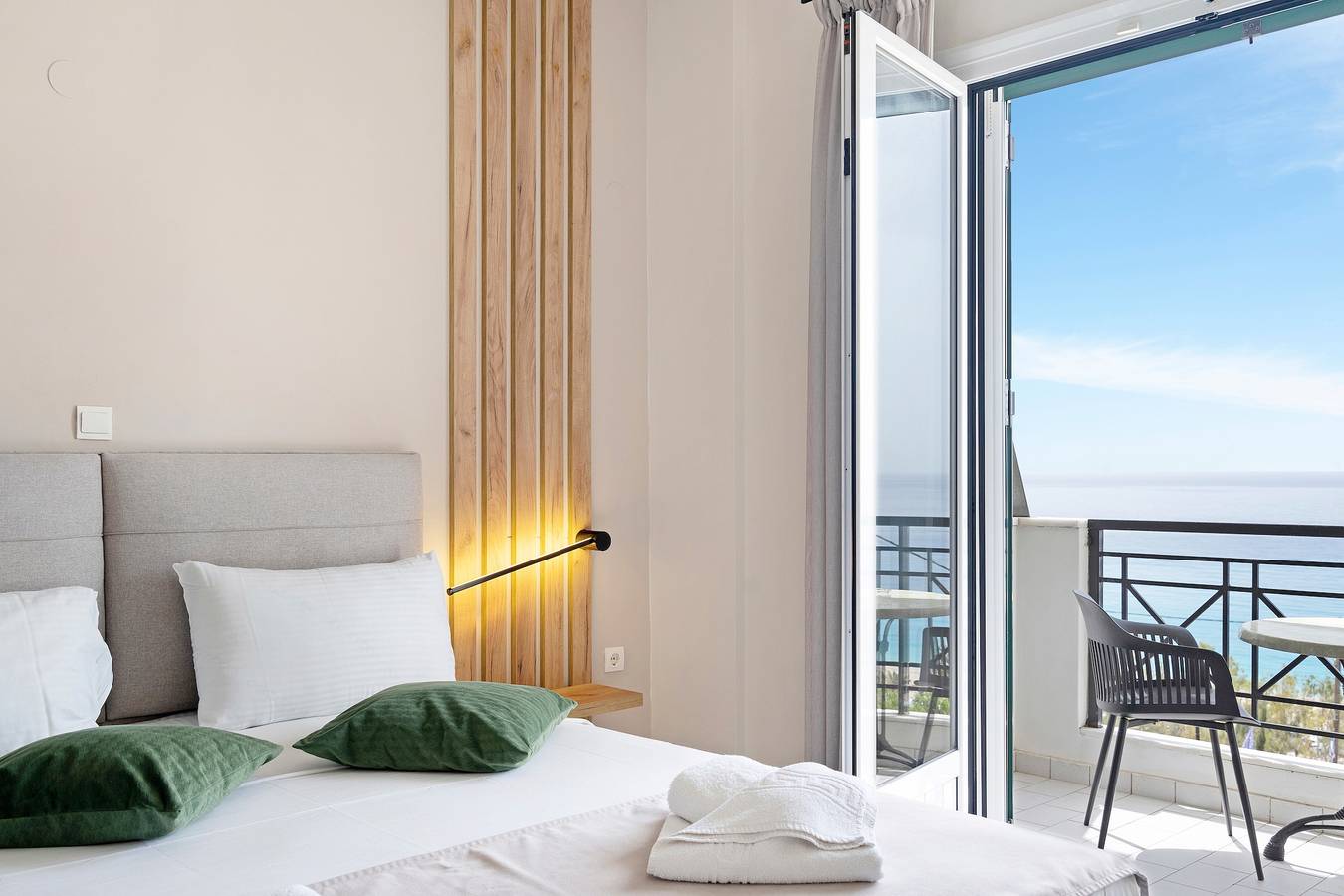 Entire studio, Hotel Apartment 'Sunset Supreme Studio C' with Sea View, Shared Pool & Wi-Fi in Agios Nikitas, Greece