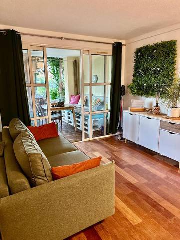 Gîte pour 4 personnes, avec vue et piscine ainsi que bassin pour enfant et jardin, animaux acceptés dans Golf De Cap Esterel
