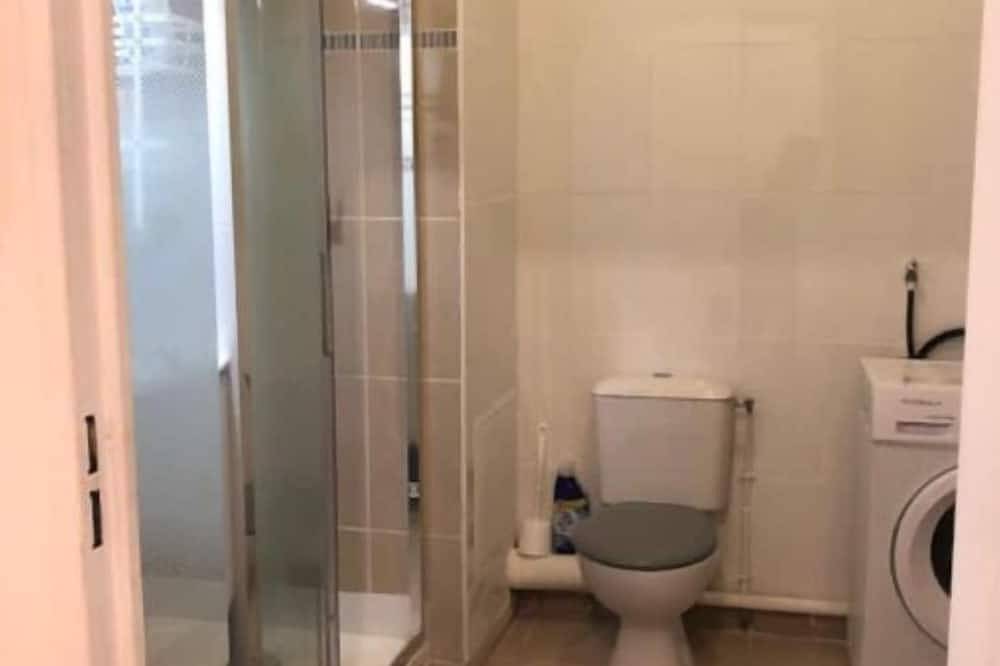 Apartamento entero, Logement Entier Calme : 2pieces 45m2 + Terrasse 13m2 Avec Parking, 5min Metro in Saint-Denis, Sena-Saint Denis