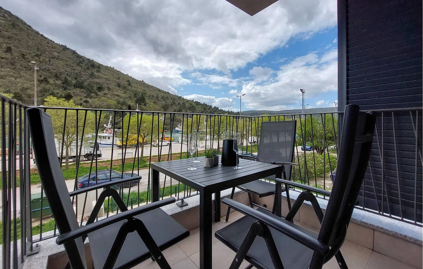 Ganze Ferienwohnung, Apartment mit Meerblick und Terrasse in der Nähe des Stadtzentrums von Plomin in Plomin, Ostküste Istrien