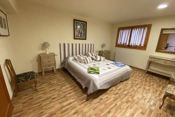 Location de vacances pour 14 personnes, avec Jacuzzi ainsi que Terrasse et Jardin dans San Martin Sarroca - 2