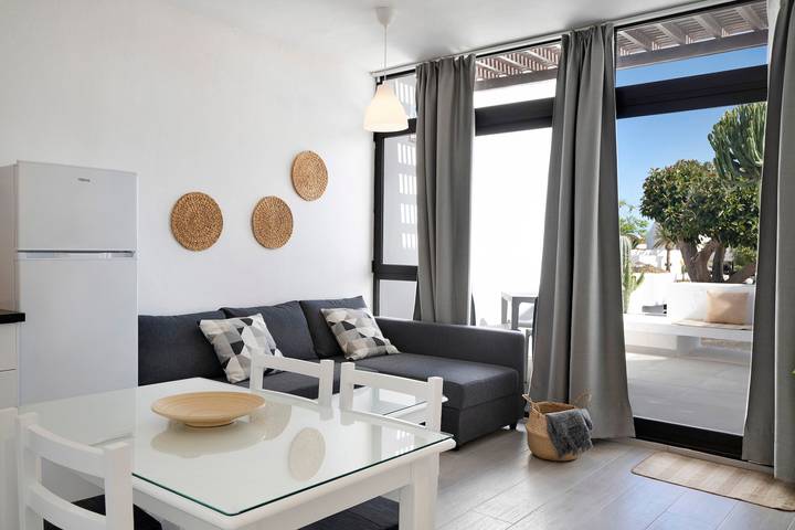 Ganzes Studio, Studio Calimar Los Molinos mit Pool, Wlan und Terrasse in Playa Bastián, Teguise