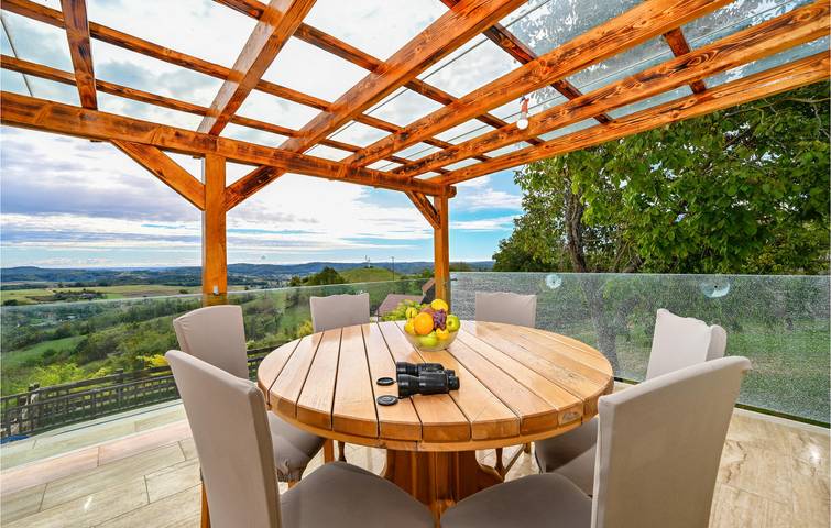 Geräumige 130 m² große Wohnung mit Pool, Terrasse und Garagenstellplatz in Visoko, Varazdin