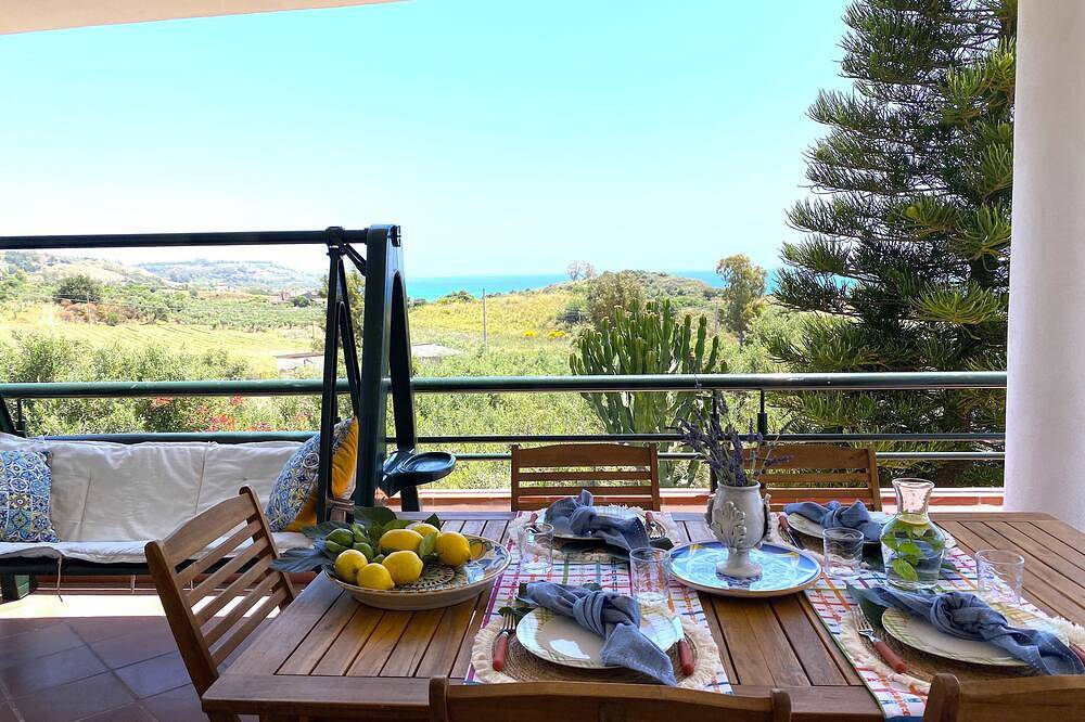 Ganze Wohnung, Holiday home with beautiful sea views, 3 minutes walk from the beach in Spiaggia Timpi Russi, Sciacca