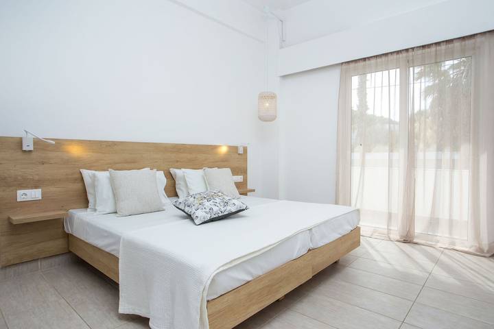 Holiday rental for 2 people, with pool and garden as well as balcony in Faliraki