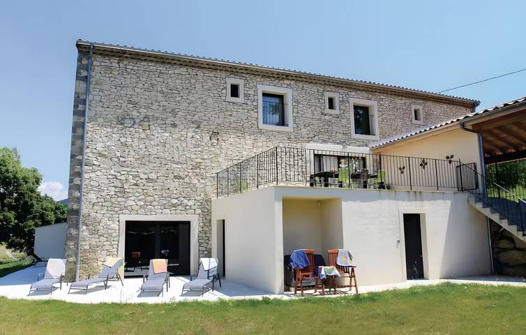 Gîte pour 12 personnes, avec jardin à La Touche