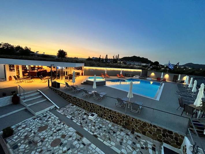 Appart’hôtel pour 2 personnes, avec Balcon et Terrasse ainsi que Jardin et Piscine
