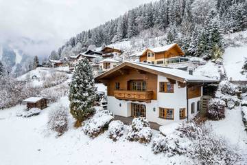 Ferienhaus für 8 Personen, mit Seeblick und Balkon sowie Garten in Zell am See