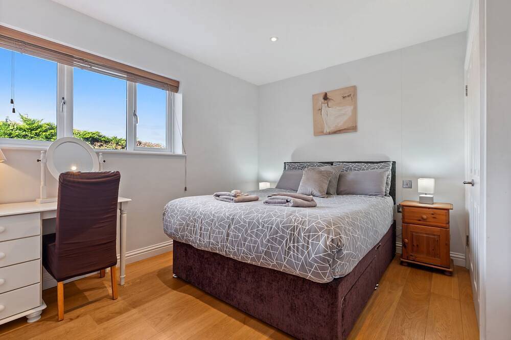 Single level Holiday Home within yards of the Camel Estuary, parking and garden in Padstow, Cornwall