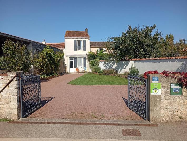 Location de vacances pour 8 personnes, avec jardin et vue, adapté aux familles à Sainte-Gemme-la-Plaine - 2