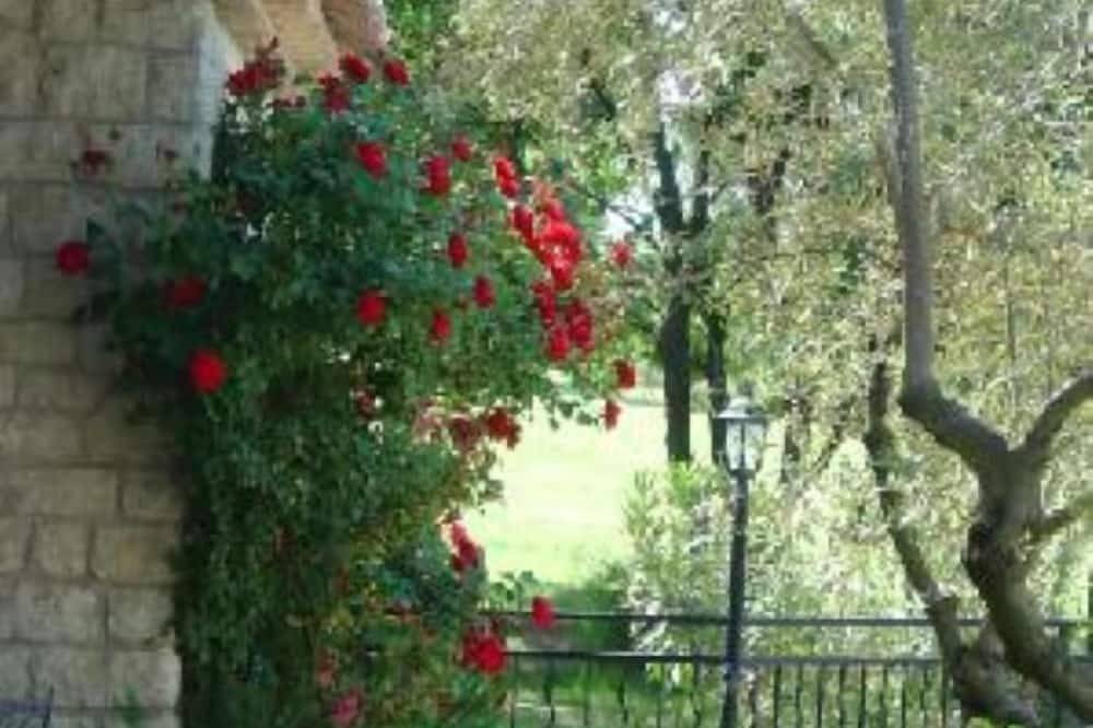 Apartment with large terrace and pool access in Lauris, Parc naturel régional du Luberon