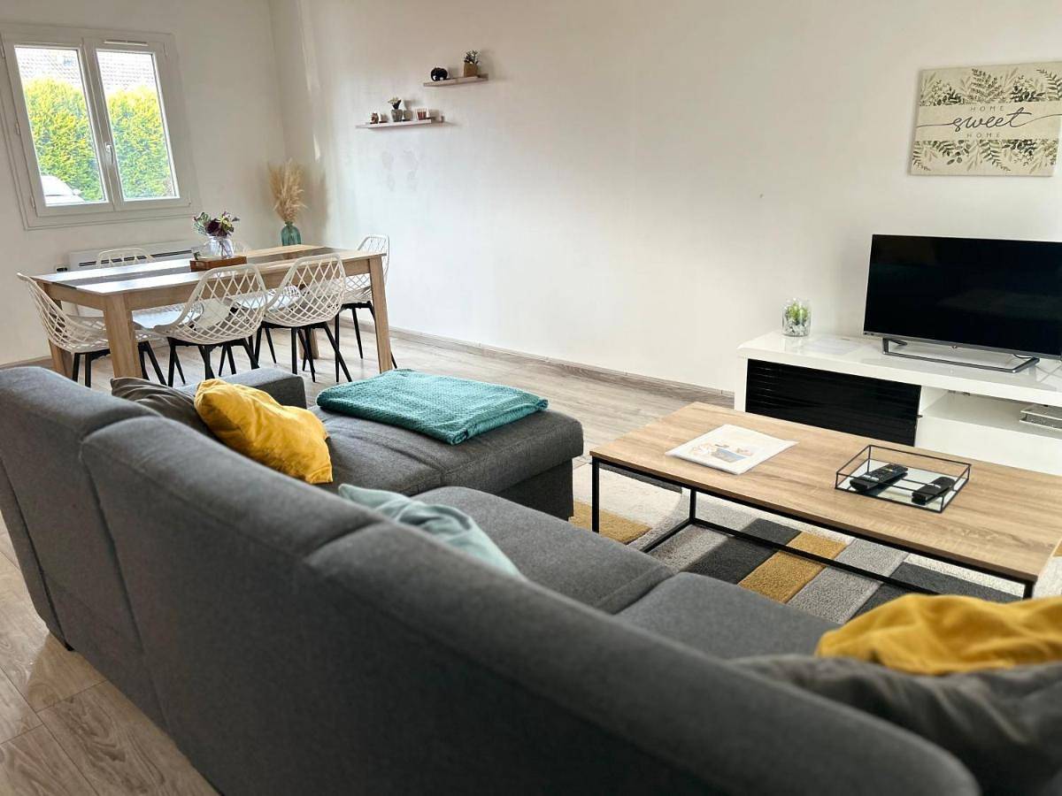 Appartement entier, Maison Mitoyenne avec cour + parking in Sainte-Savine, Aube