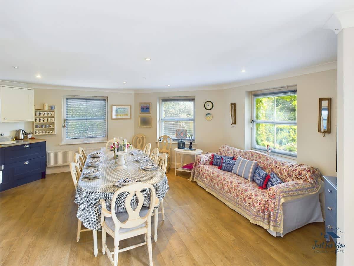 Solent Landing No. 16: Beach Retreat in Bembridge, Isle of Wight