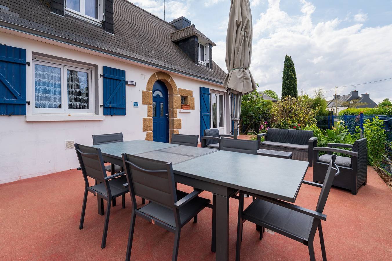 Holiday Home 'La Maison Bleue' with Private Terrace, Private Garden and Wi-Fi in Plouhinec (Morbihan), Côte des Mégalithes