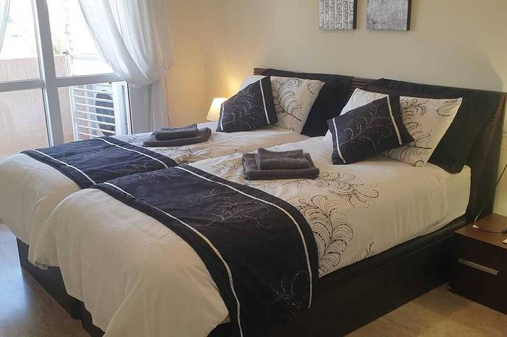 Ganze Wohnung, Luxusapartment mit fantastischer Aussicht und 5 Minuten von Bars / Strand / Yachthafen entfernt. W-lan in Almerimar, El Ejido