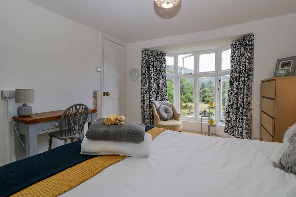 Pentre Court Cottage, pet friendly, with a garden in Abergavenny in Abergavenny, Brecon Beacons