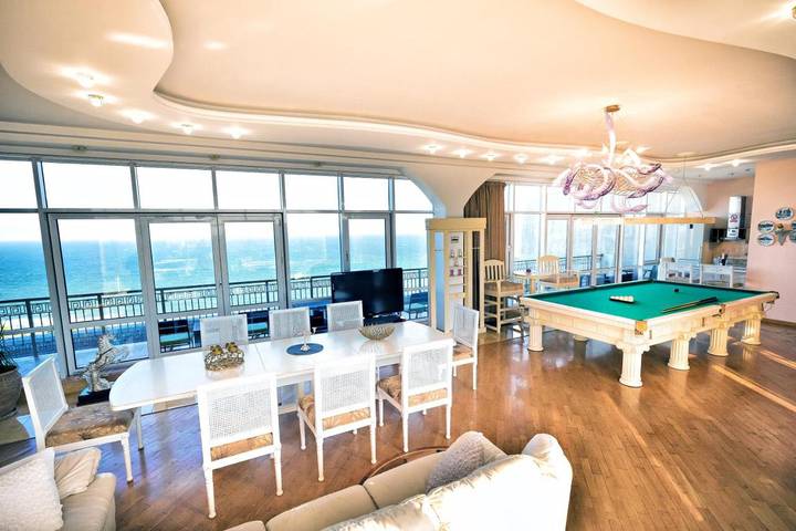Ferienwohnung für 12 Personen, mit Balkon und Whirlpool sowie Terrasse und Garten in der Ukraine