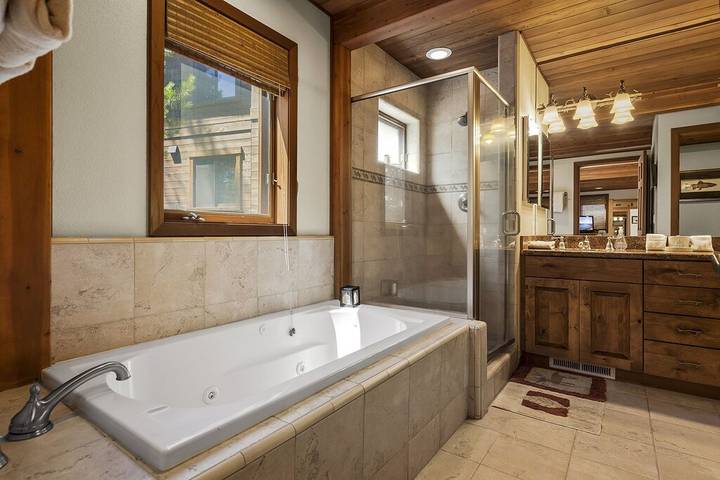 Vacation rental for 10 people, with terrace and yard in Donner Lake