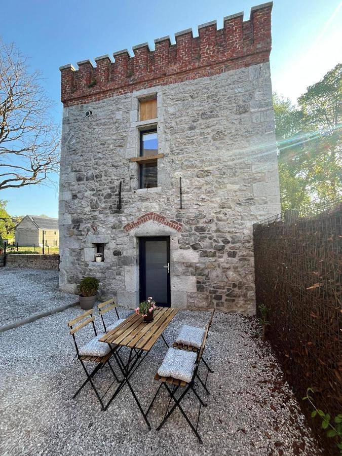 Location de vacances pour 4 personnes, avec vue ainsi que vue sur le lac et jardin dans Barbençon