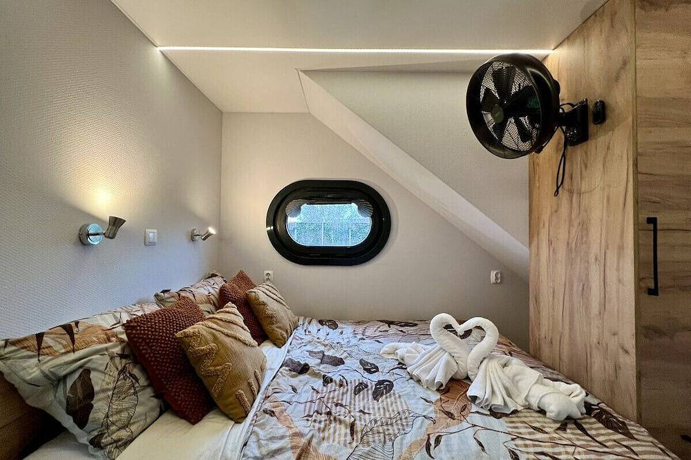 New - Little Asia - Houseboat on a lake near Amsterdam with Sauna in Vinkeveen, Groene Hart
