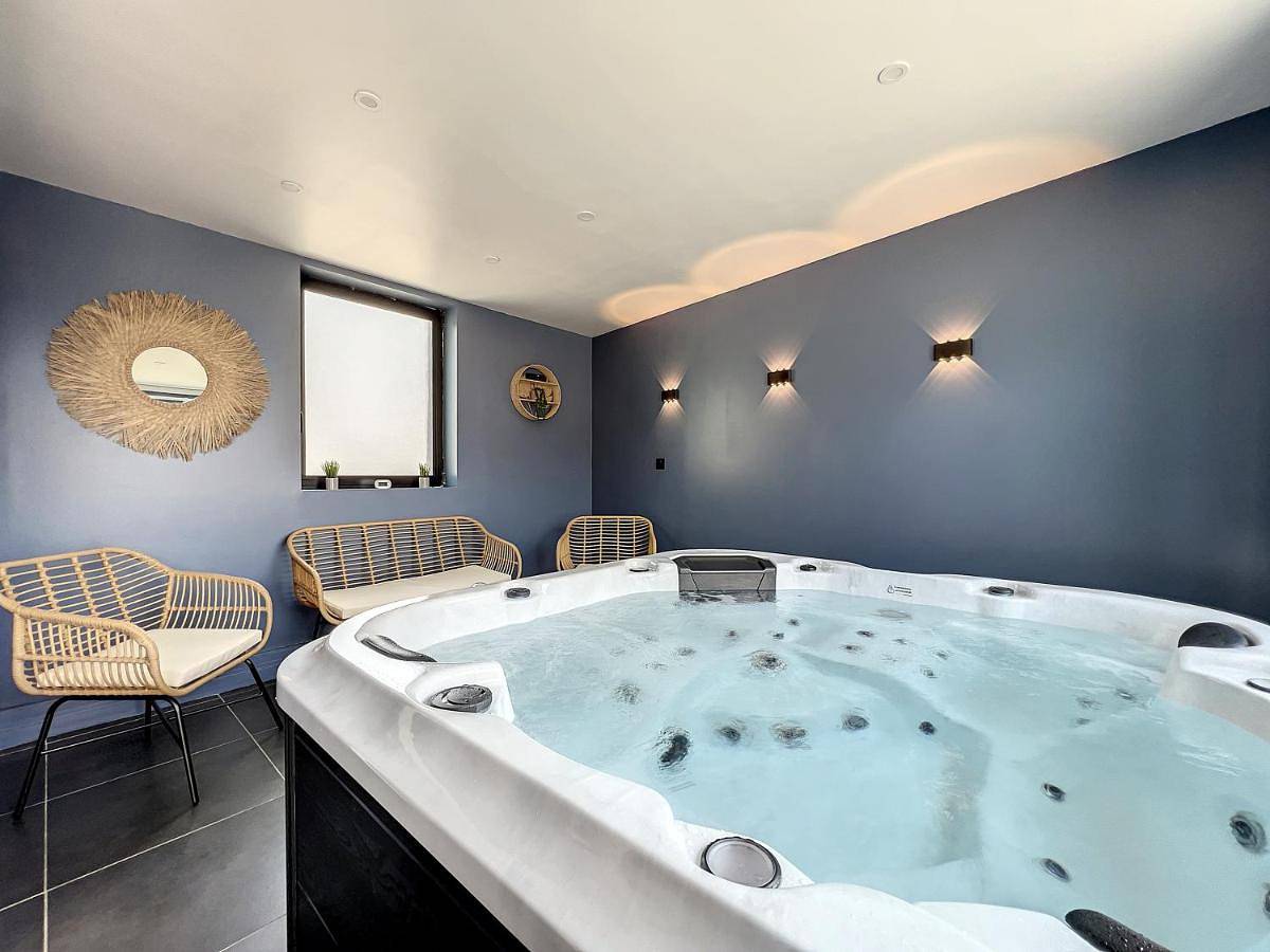 Suite with Hot Tub in Région de Rouen
