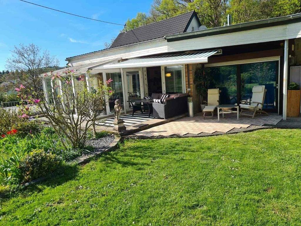 Ferienhaus in Mehren mit Schwimmbecken in Mehren, Vulkaneifel