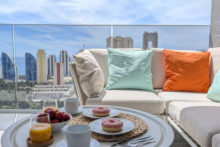 Apartamento de vacaciones para 4 personas, con balcón y vistas al mar además de jardín y piscina en Benidorm