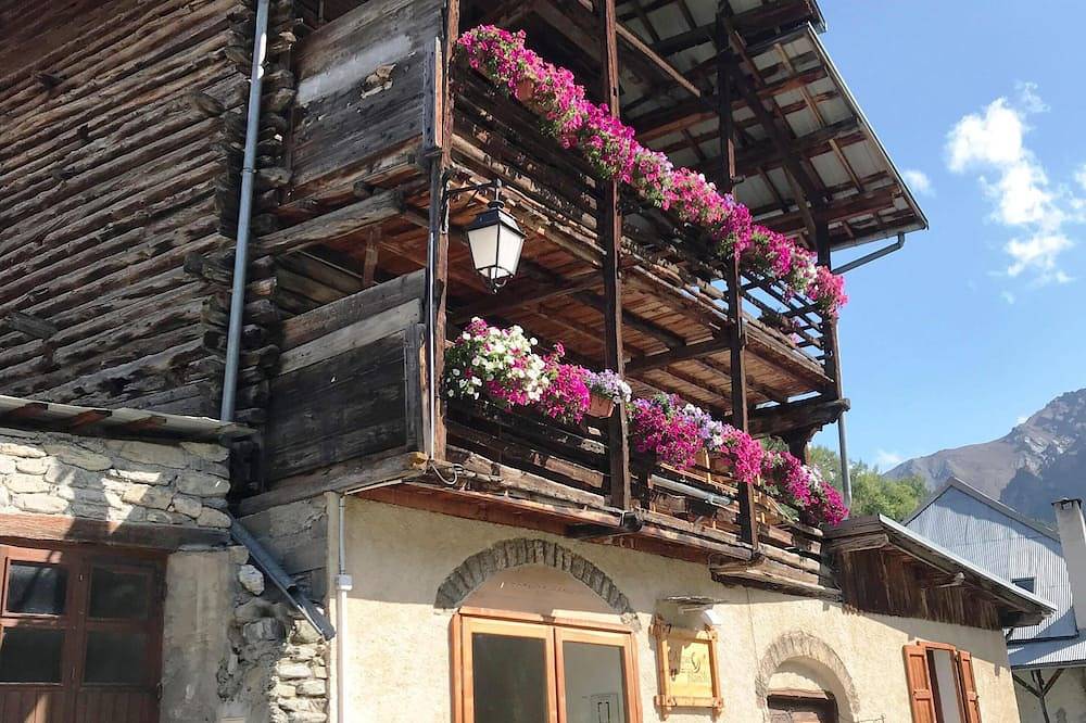 Entire apartment, Nice little T3 and its incredible sunny balcony in Saint-Véran, Queyras