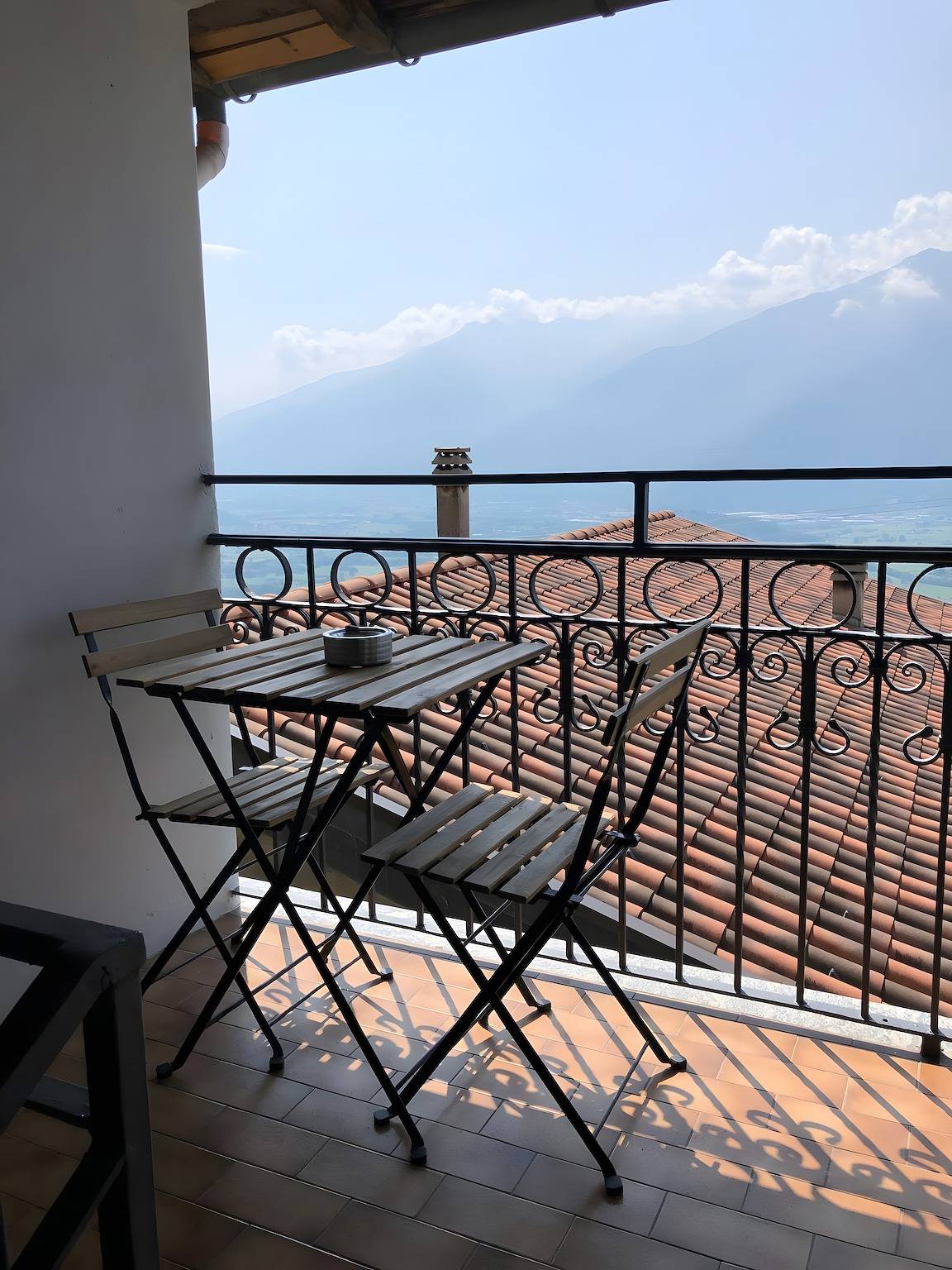Ganze Wohnung, Ferienwohnung '1' mit Blick auf den See, Gemeinschaftspool und Wi-Fi in Burano (Montemezzo), Montemezzo