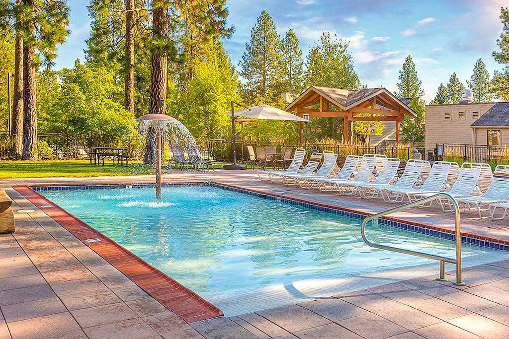 Ganze Wohnung, Dog-friendly, second floor condo with pool & hot tub access, & wood fireplace in Mt. Bachelor