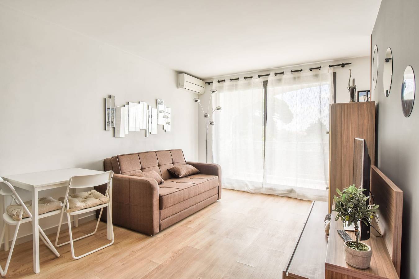 Appartement entier, Appartement avec terrasse et garage à St-Laurent in Saint-Laurent-du-Var, Côte méditerranéenne (France)