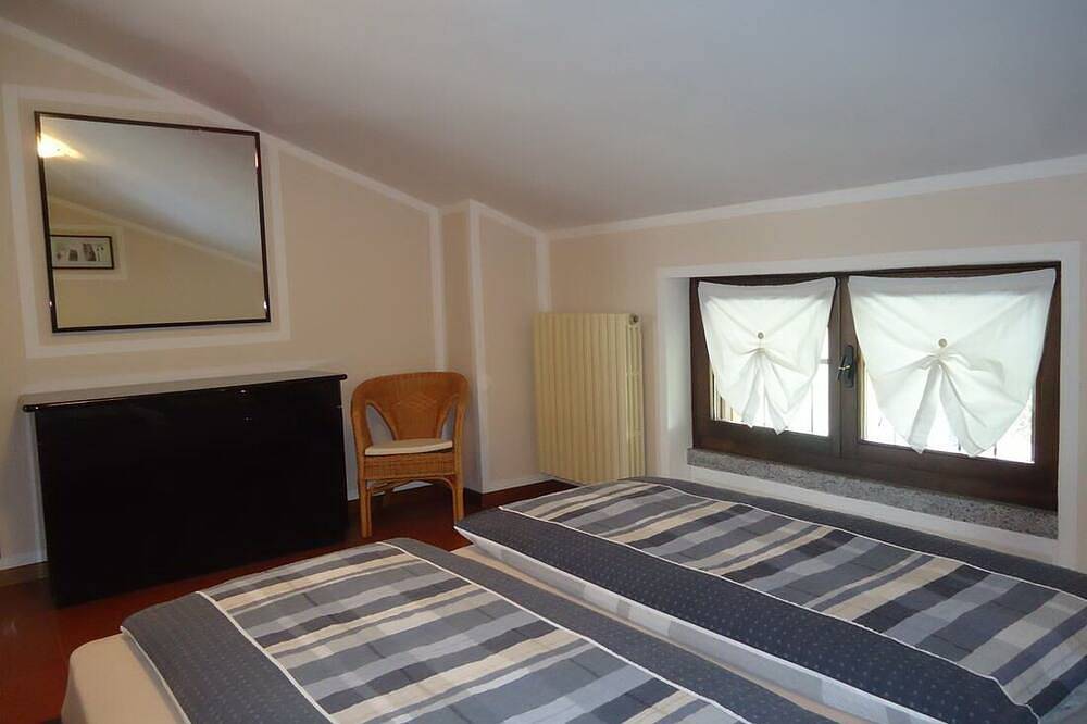 Ganze Wohnung, Ferienwohnung für 2 Erw. + 1 Kind, toller Blick, 200m zum See/ Strand, Garten in Idro, Gardasee-Berge