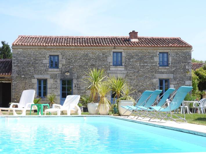 Gîte pour 8 personnes, avec terrasse ainsi que piscine et jardin à Montreuil  (Vendée)