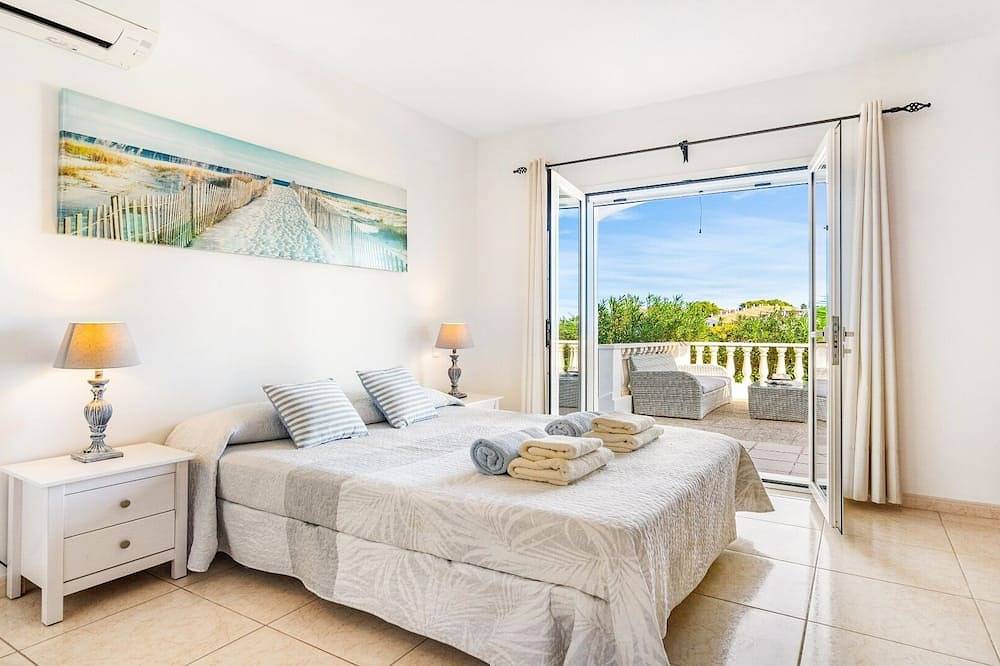 Villa Alma del Mar - Exceptional Villa with Marina Views & Pool in Port d'Addaia, Es Mercadal