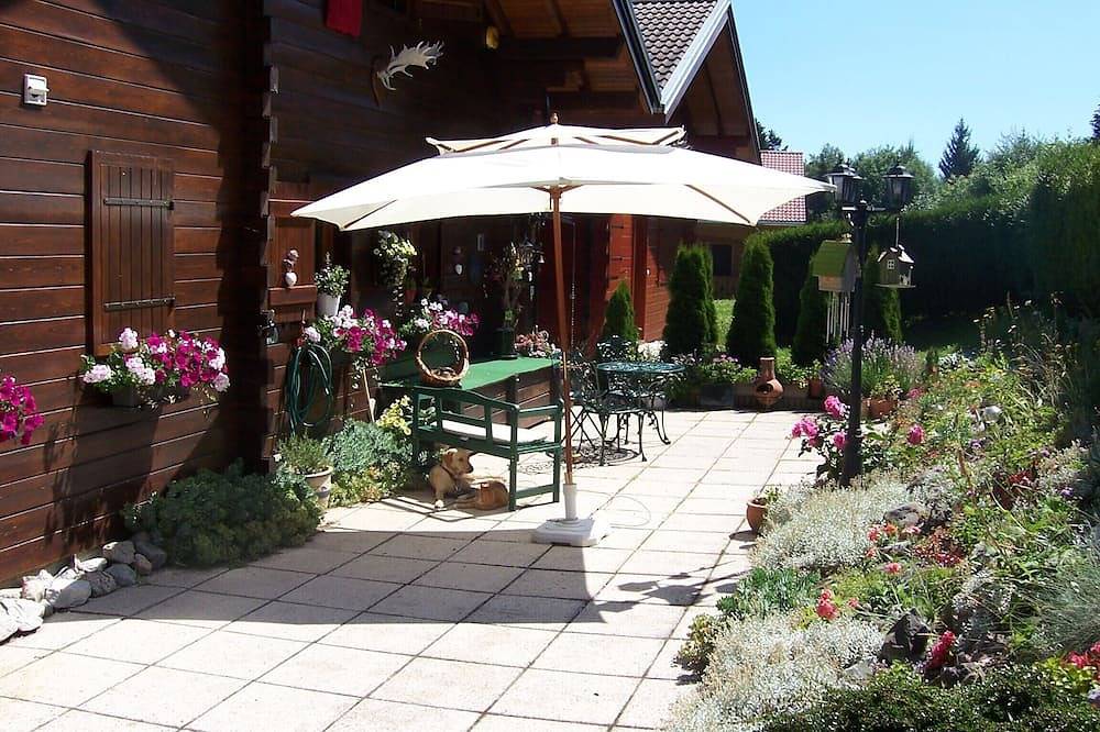 Entire apartment, Cosy mountain studio;superb lake/mountain views;100mtr ski lift;sleeps 2/3;Wifii in Thollon-les-Mémises, Thonon-les-Bains region