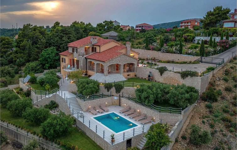 Appartement confortable avec vue sur la mer, piscine et parking, à 2 km de la plage naturiste de Kandarola in Gradsko Kupaliste (Rab town), Palit
