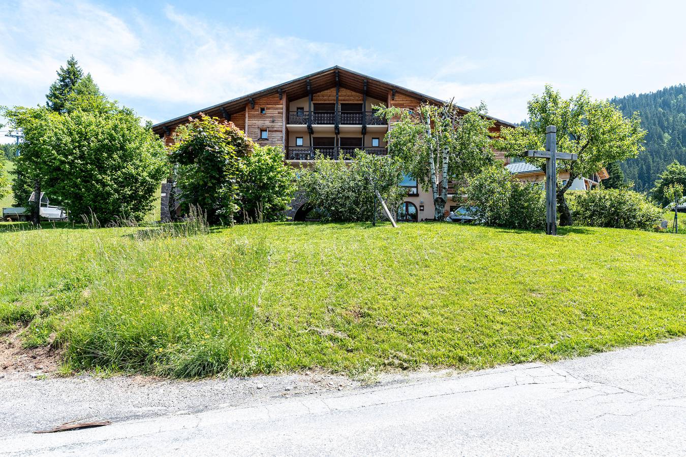 Appartement entier, Appartement '6 - Perce Neige' avec vue sur les montagnes, terrasse partagée et Wi-Fi in Cohennoz, Région d'Albertville