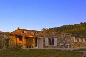 Location de vacances pour 7 personnes, avec jardin à Céreste