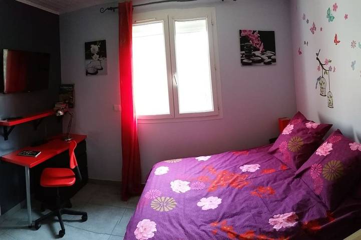 Gîte pour 2 personnes, avec terrasse ainsi que jardin et piscine à La Crau - 2