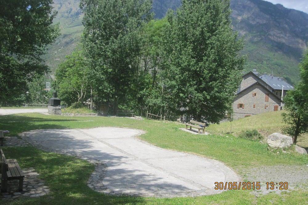 Apartamento entero, Apartamento 'Planta Baja Con Terraza Boi Taull' con vistas a la montaña, terraza y jardín privado in Boí, Valle de Bohí