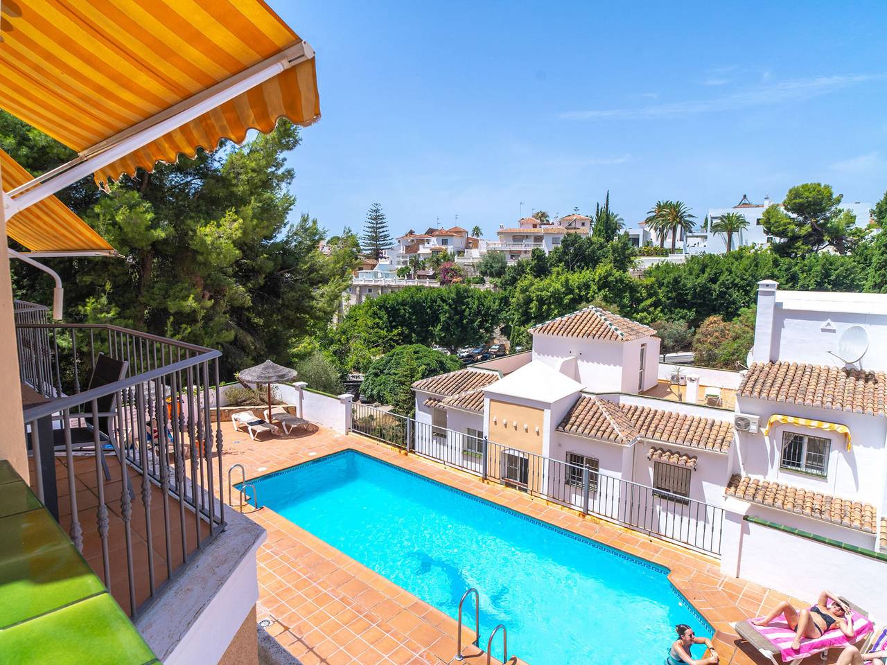 Apartamento entero, Moderno apartamento para 6 en Nerja con piscina comunitaria in Playa de Burriana, Nerja